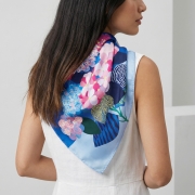 Jedwabna apaszka damska chusta na głowę Kwiaty Flowers niebieska blue More Amore (3)online.jpg