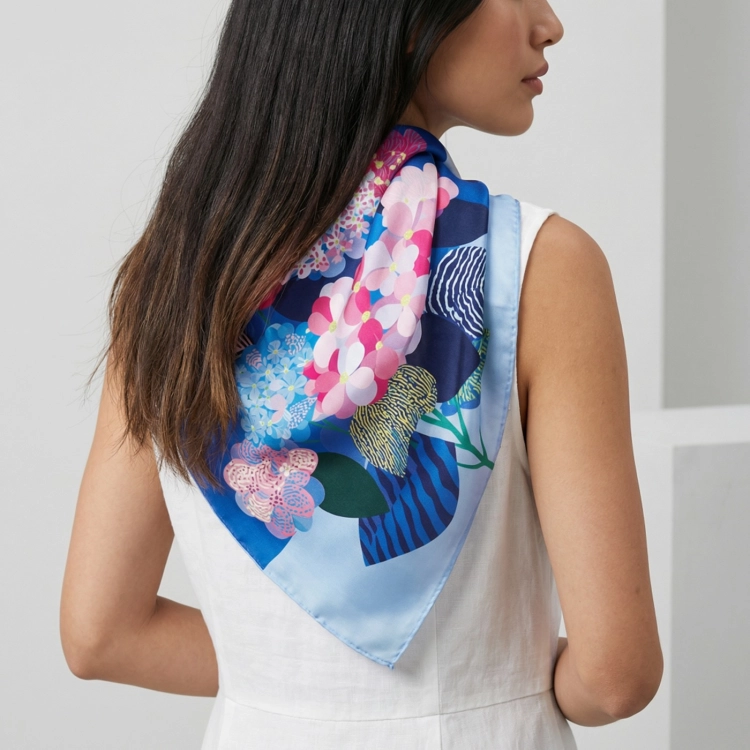 Jedwabna apaszka damska chusta na głowę Kwiaty Flowers niebieska blue More Amore (3)online.jpg