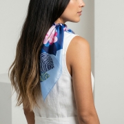 Jedwabna apaszka damska chusta na głowę Kwiaty Flowers niebieska blue More Amore (6)online.jpg