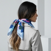 Jedwabna apaszka damska chusta na głowę Kwiaty Flowers niebieska blue More Amore (7)online.jpg