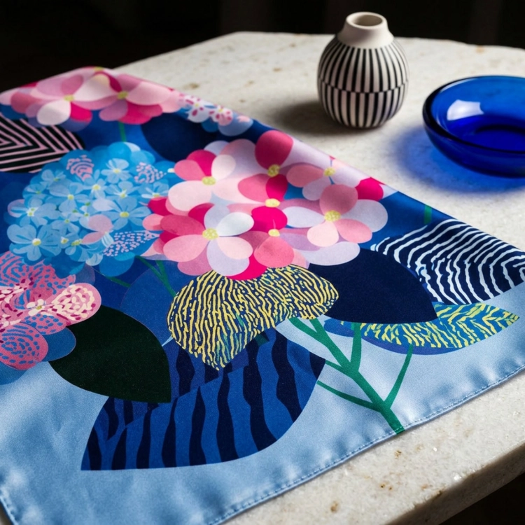 Jedwabna apaszka damska chusta na głowę Kwiaty Flowers niebieska blue More Amore (8)online.jpg