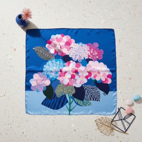 Jedwabna apaszka damska chusta na głowę Kwiaty Flowers niebieska blue More Amore (10)online.jpg