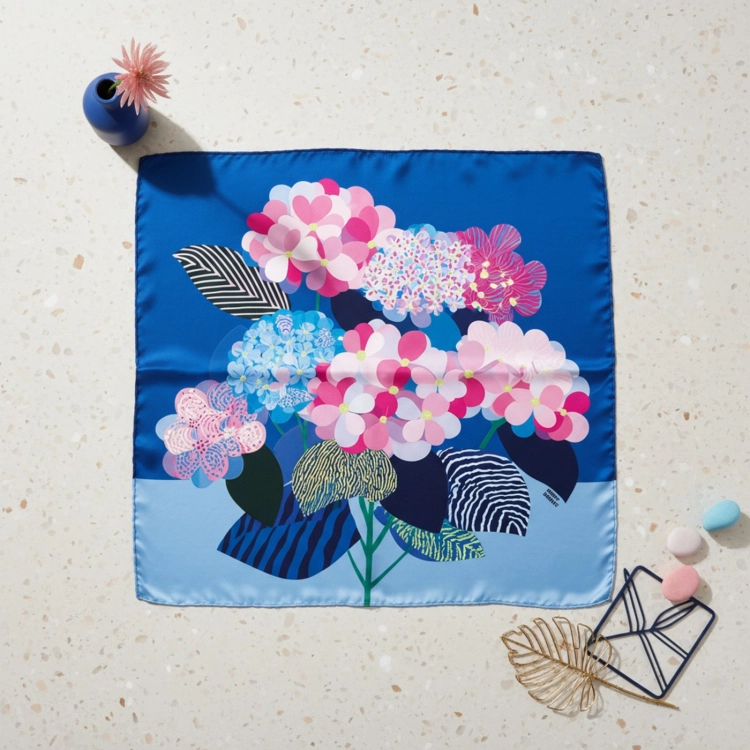 Jedwabna apaszka damska chusta na głowę Kwiaty Flowers niebieska blue More Amore (10)online.jpg