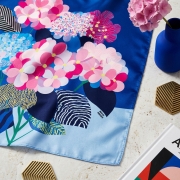 Jedwabna apaszka damska chusta na głowę Kwiaty Flowers niebieska blue More Amore (12)online.jpg