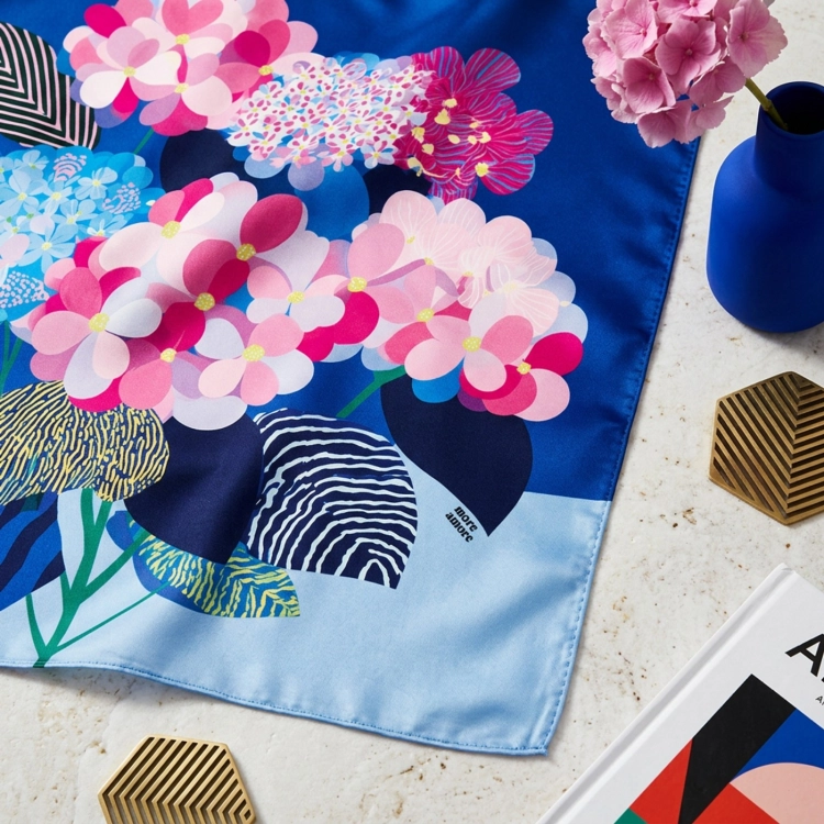 Jedwabna apaszka damska chusta na głowę Kwiaty Flowers niebieska blue More Amore (12)online.jpg